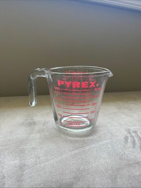 2 Cup Pyrex Glass Measuring Cup with Red Scale #516